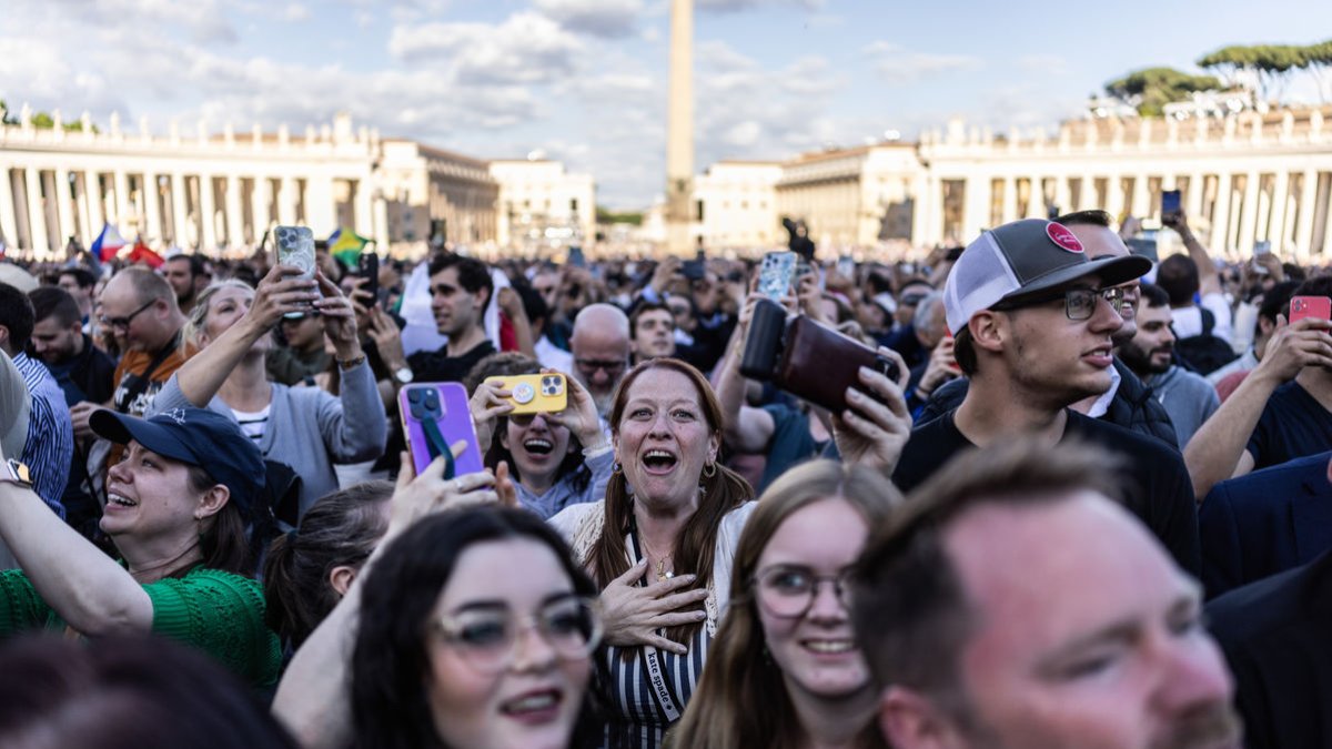 Fieles emocionados en la plaza de San Pedro. - OLIVER WEIKEN / DPA