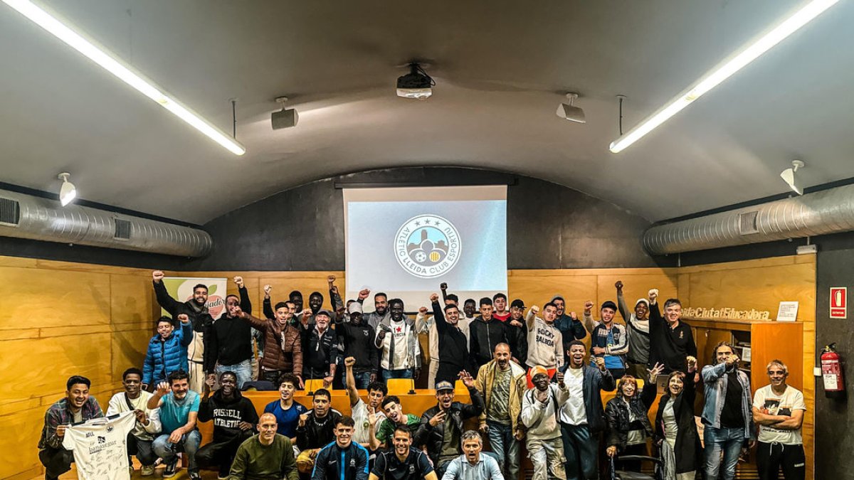 Integrantes del Atlètic Lleida y personas acogidas por la Fundació Jericó ayer tras la charla.
