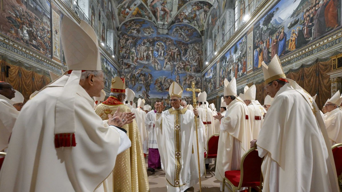 El pontífex abandona la Capella Sixtina entre aplaudiments dels prelats que van assistir a la missa. - VATICAN MEDIA / ZUMA PRESS