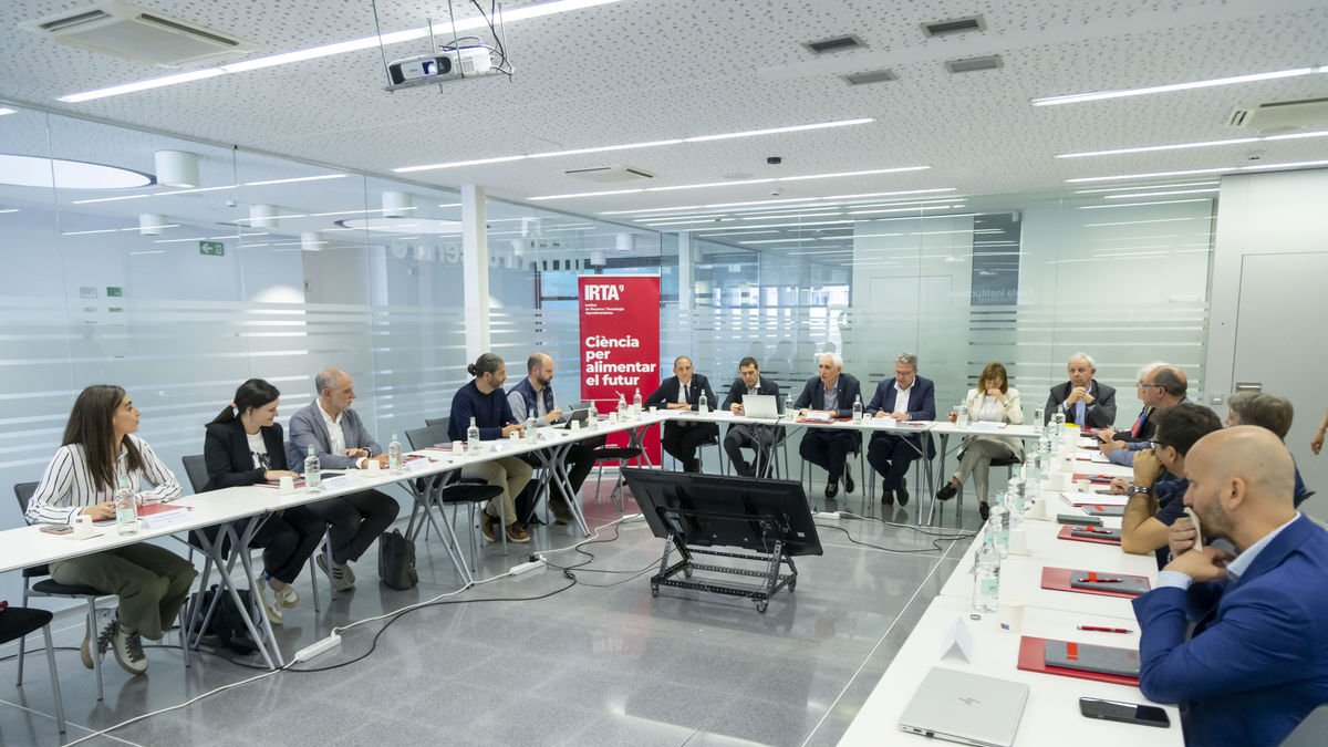 La taula institucional que l’IRTA va organitzar ahir al Fruitcentre. - JORDI ECHEVARRIA
