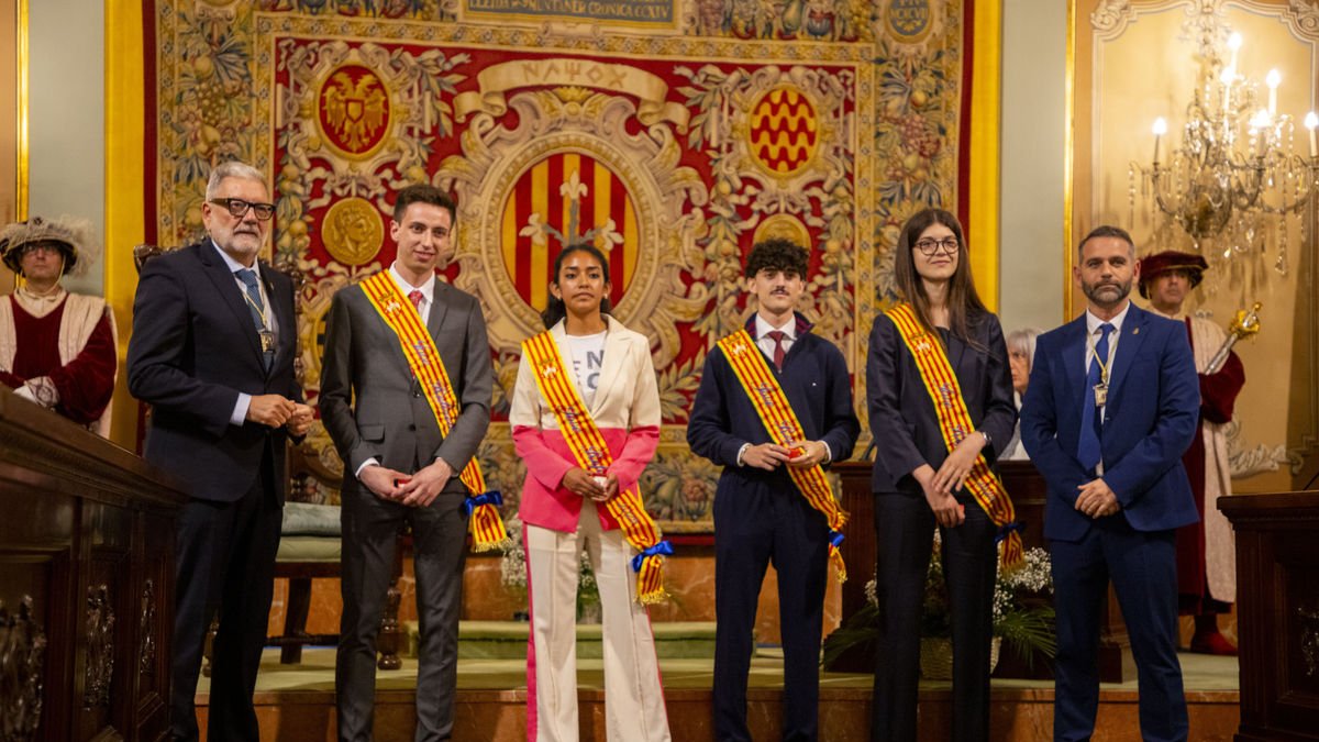 L’alcalde i el regidor de Festes, amb els quatre joves referents. - GERARD HOYAS