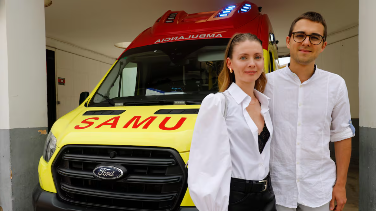Artem Panchenko, especialitzat en otorrinolaringologia, al costat de|juntament amb la seua parella Yuliia Shevchenko, especialitzada en obstetrícia i ginecologia, posen en el centre de salut La Loma, de Torrevieja.