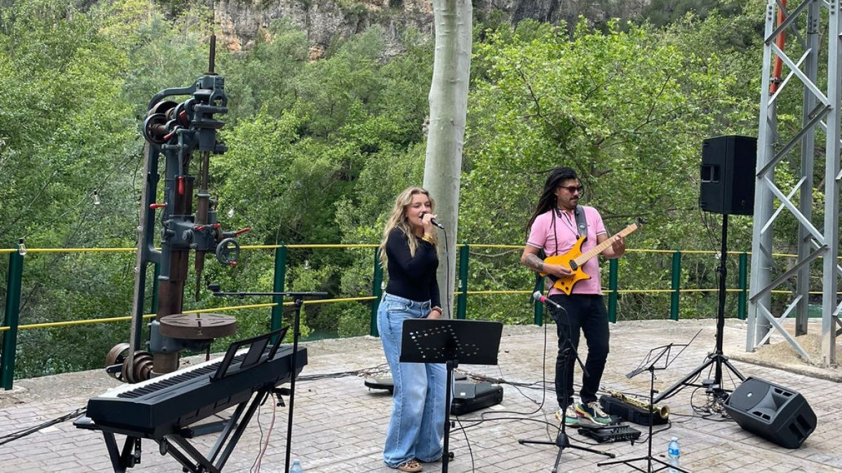 La cantant de Balaguer Maria Fernández, ahir a Camarasa. - ENDESA CATALUNYA