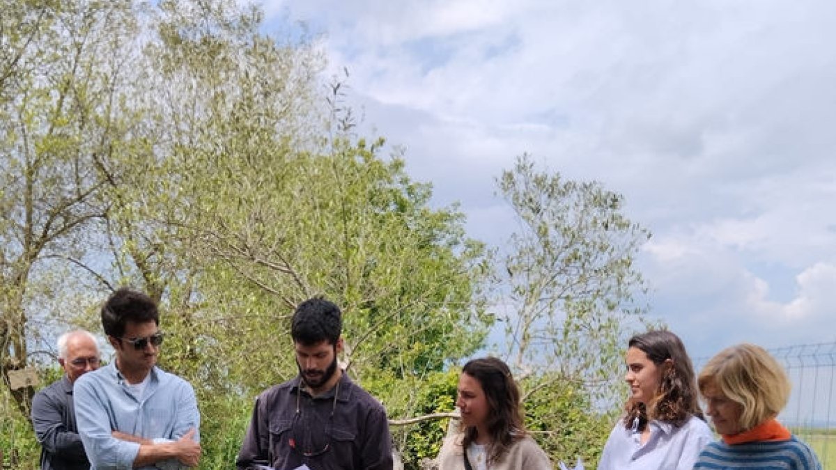 Familiars d’Àlex Susanna van llegir textos del poeta abans de plantar un arbre en el seu record. - HORT POÈTIC