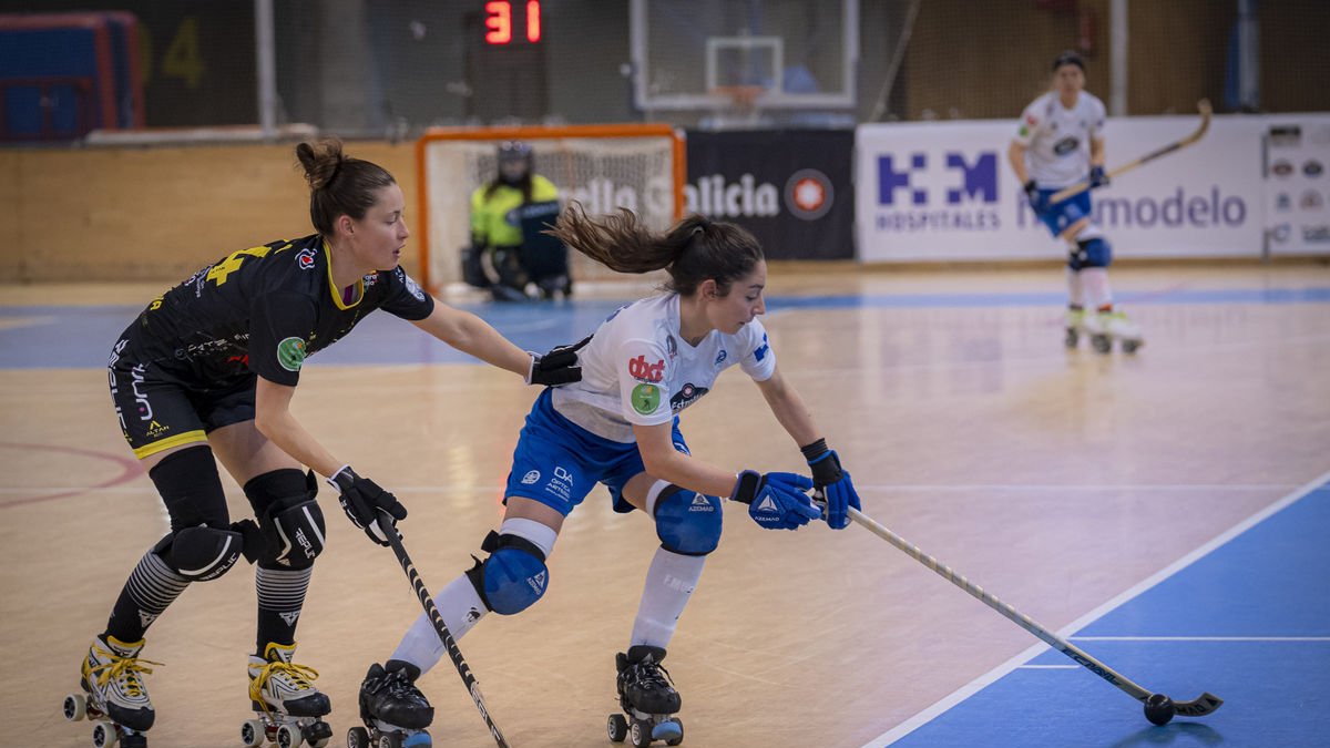 Victòria Porta, que va anotar el segon gol de les lleidatanes a Riazor, pressiona la xilena Fernanda Muñoz, jugadora del Corunya. - MANU BOUTUREIRA