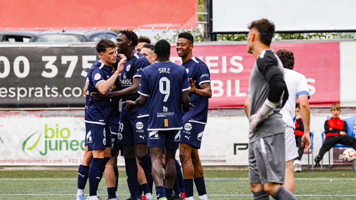 Los jugadores del Atlètic Lleida celebran uno de los seis goles que anotaron ayer ante el Prat. - INGRID SEGURA