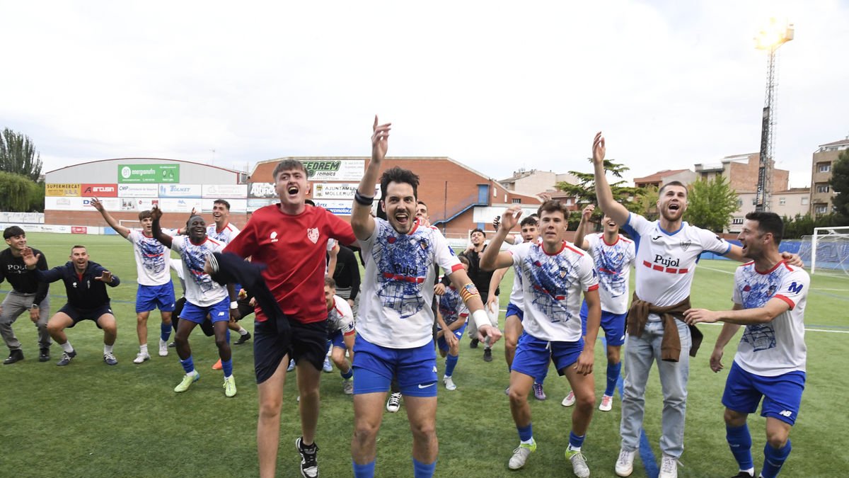 Els jugadors del Mollerussa celebren eufòrics amb l’afició la permanència aconseguida la setmana passada davant de la Grama. - SANTI IGLESIAS