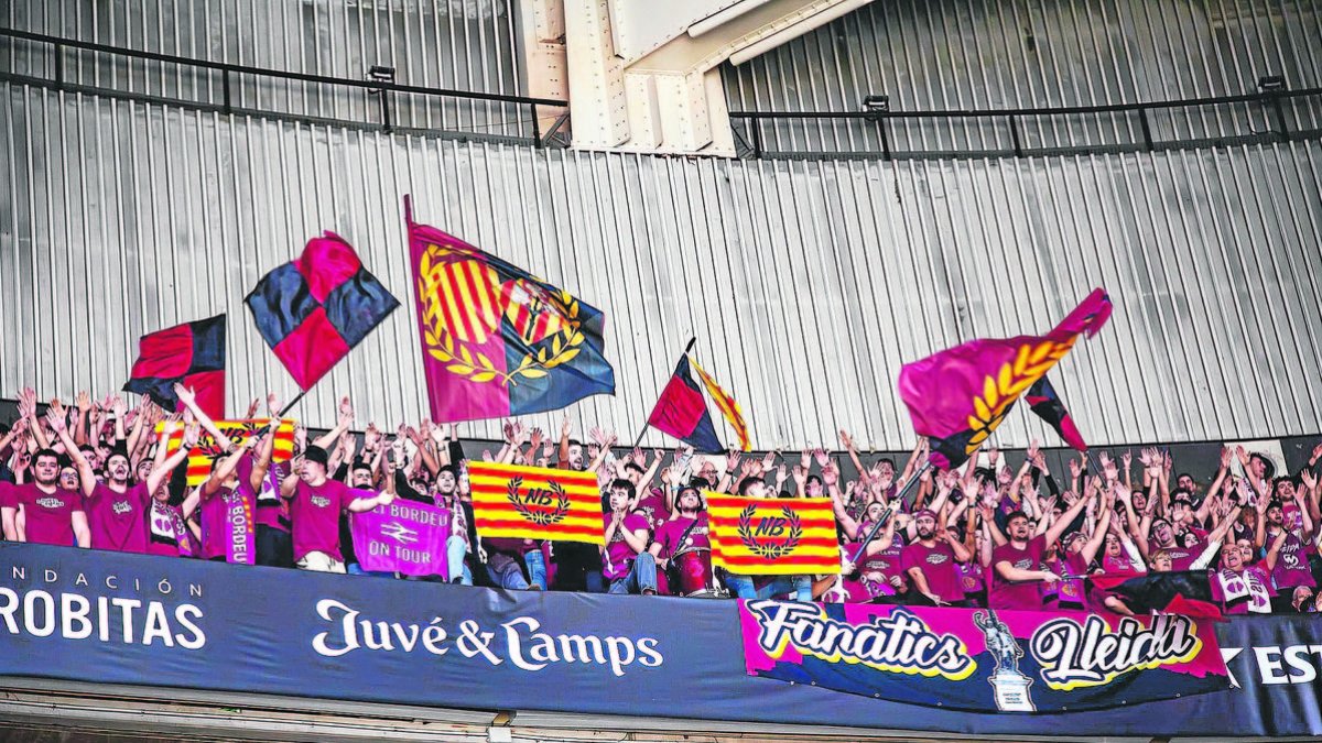 L’afició lleidatana tornarà a desplaçar-se en massa a un partit a domicili. - SEGRE / FREEPIK