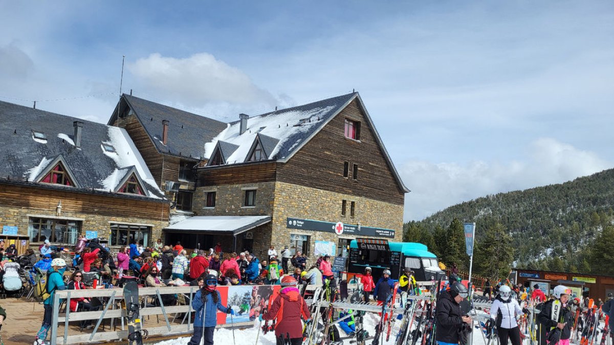 El turismo de invierno en el Pirineo ayuda a la demarcación a mantener el empleo al inicio de año. - FGC