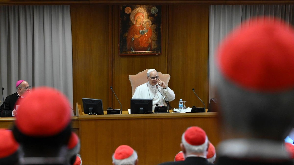 El papa Lleó XIV en la reunió mantinguda ahir a porta tancada amb els cardenals. - VATICAN MEDIA