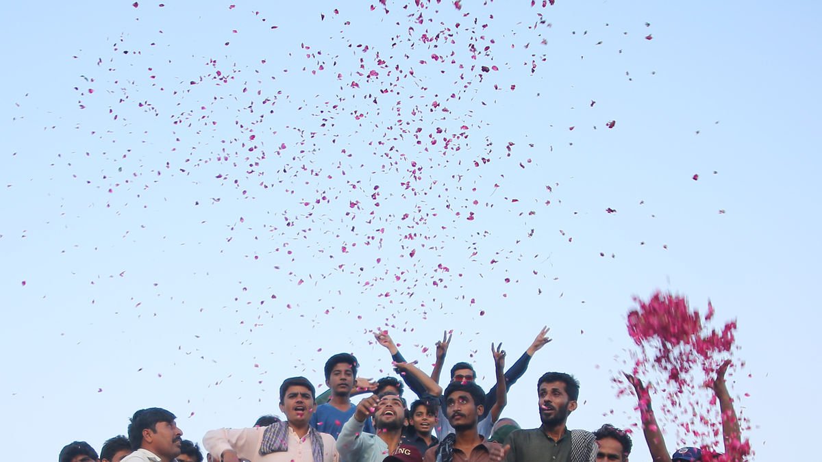 Hombres pakistaníes celebran el alto el fuego acordado por los gobiernos de India y Pakistán. - MANSOOR / XINHUA NEWS