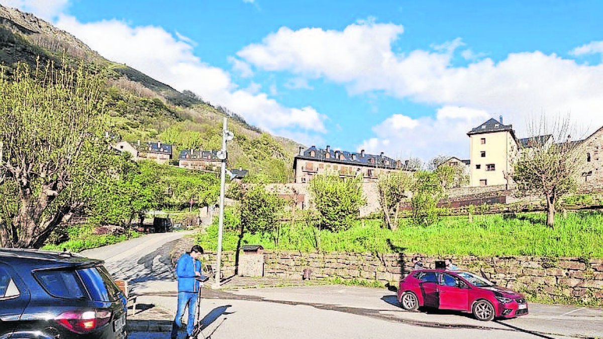 Técnicos instalando sensores en zonas de parking de La Vall. - AYUNTAMIENTO DE LA VALL DE BOÍ