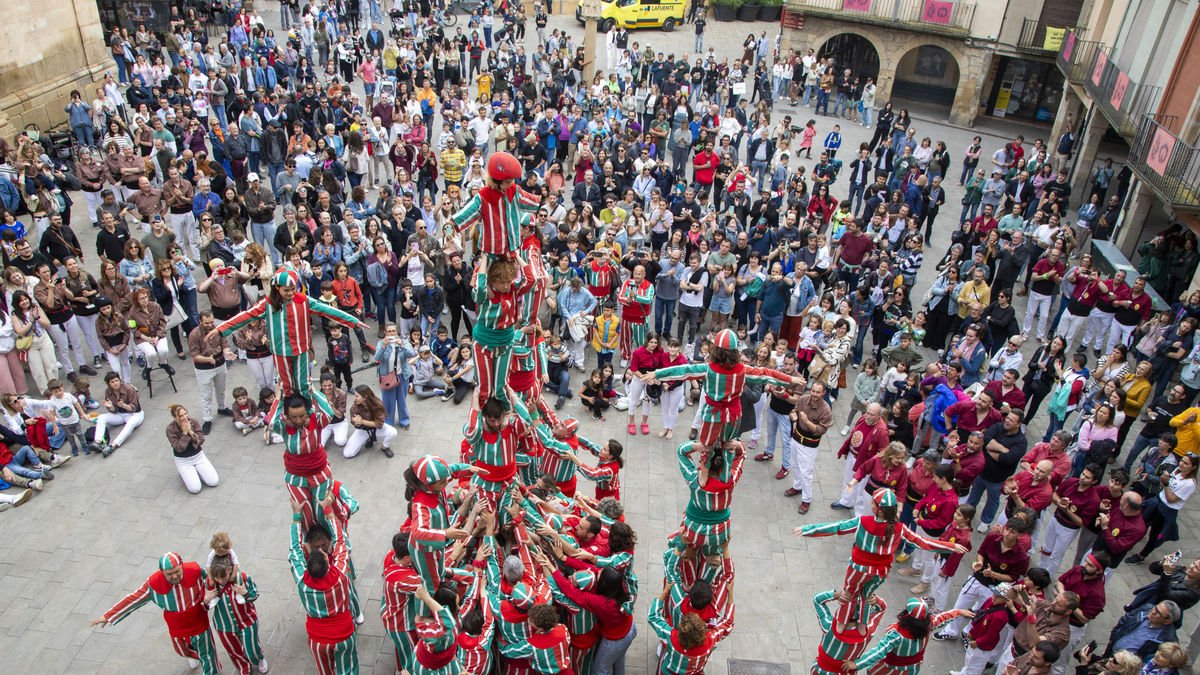 La plaça Major, plena de públic gaudint de les torres humanes de la Nova Muixeranga d’Algemesí. - LAIA PEDRÓS