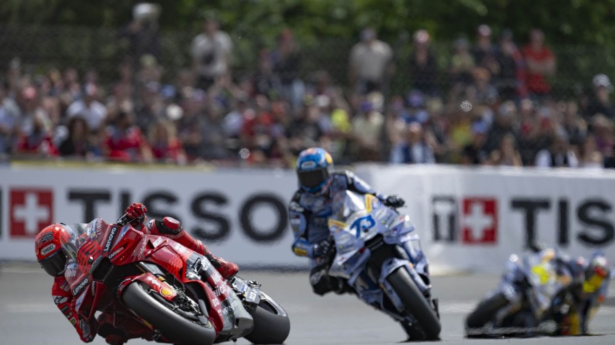 Marc i Àlex Márquez amb els seus Ducati a Le Mans.