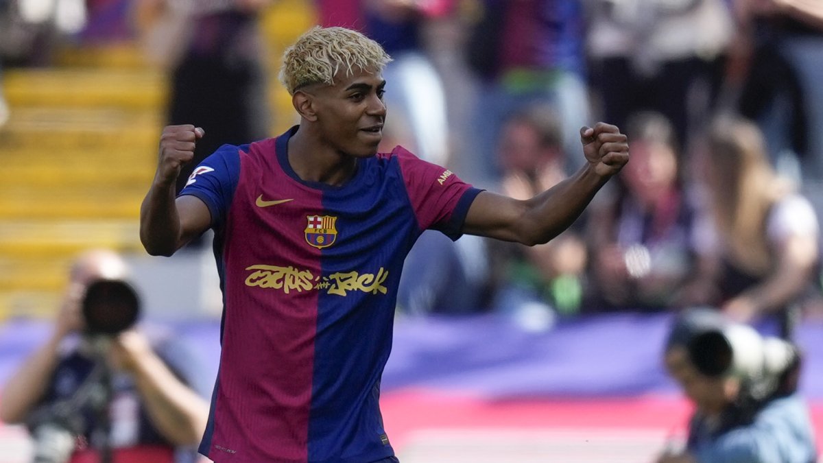 El davanter del Barcelona Lamine Yamal celebra el seu gol contra el Real Madrid.