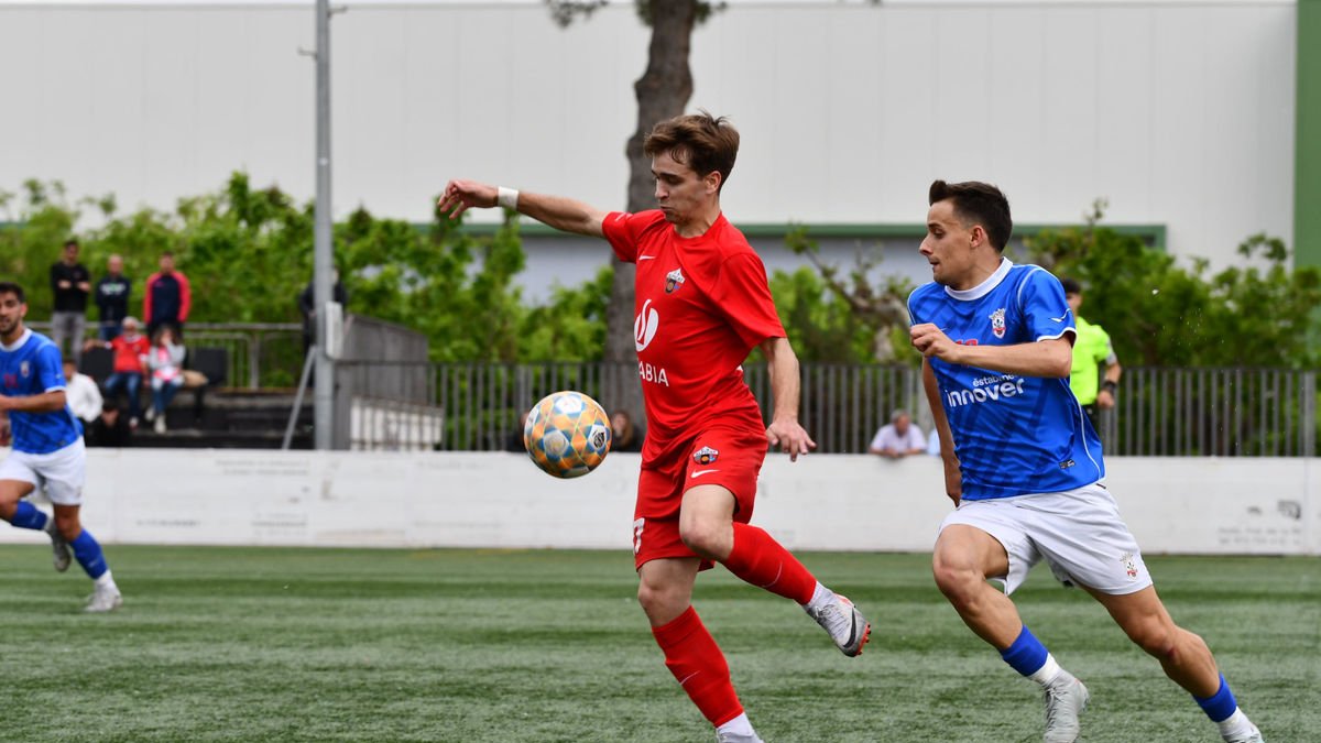 Un jugador del Alpicat controla el esférico ante la presión de un rival. - IRIS SOLÀ