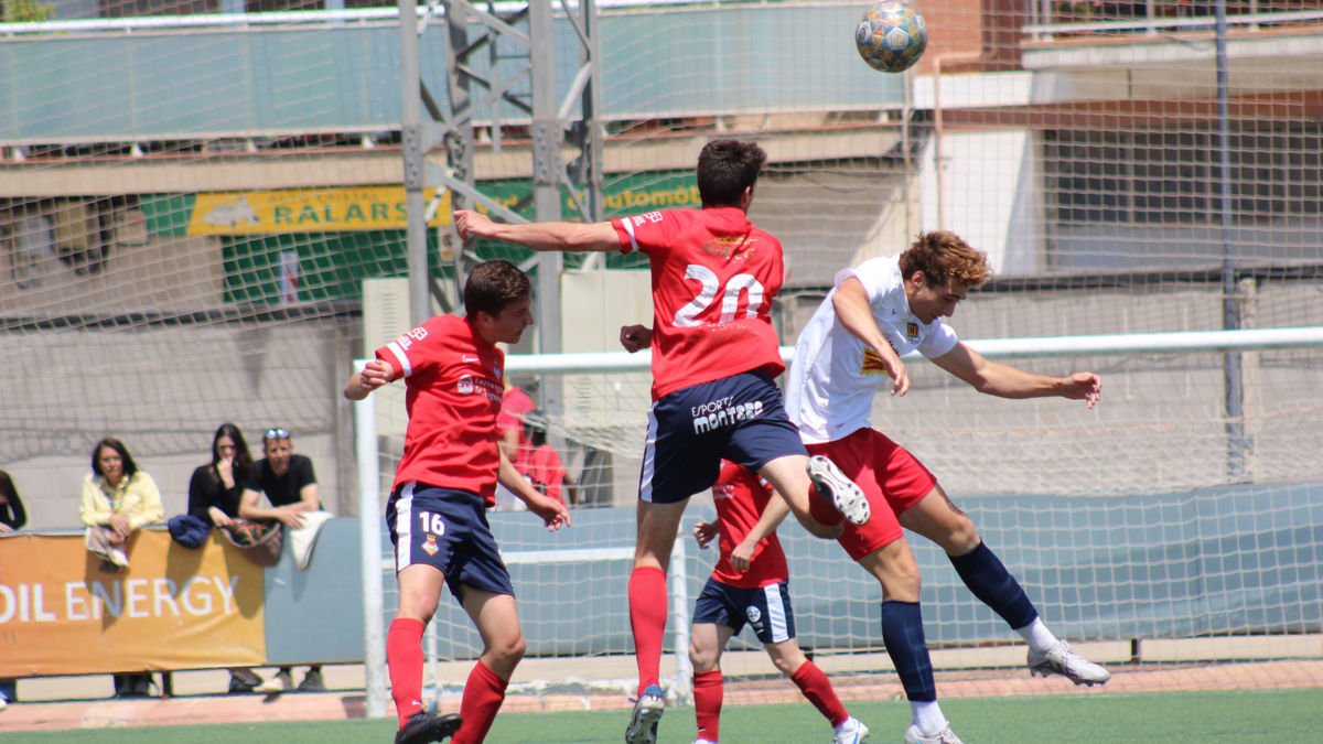 Pau Solanes, del Balaguer, disputa un balón aéreo con un rival durante un lance del partido. - JOAN BOVÉ