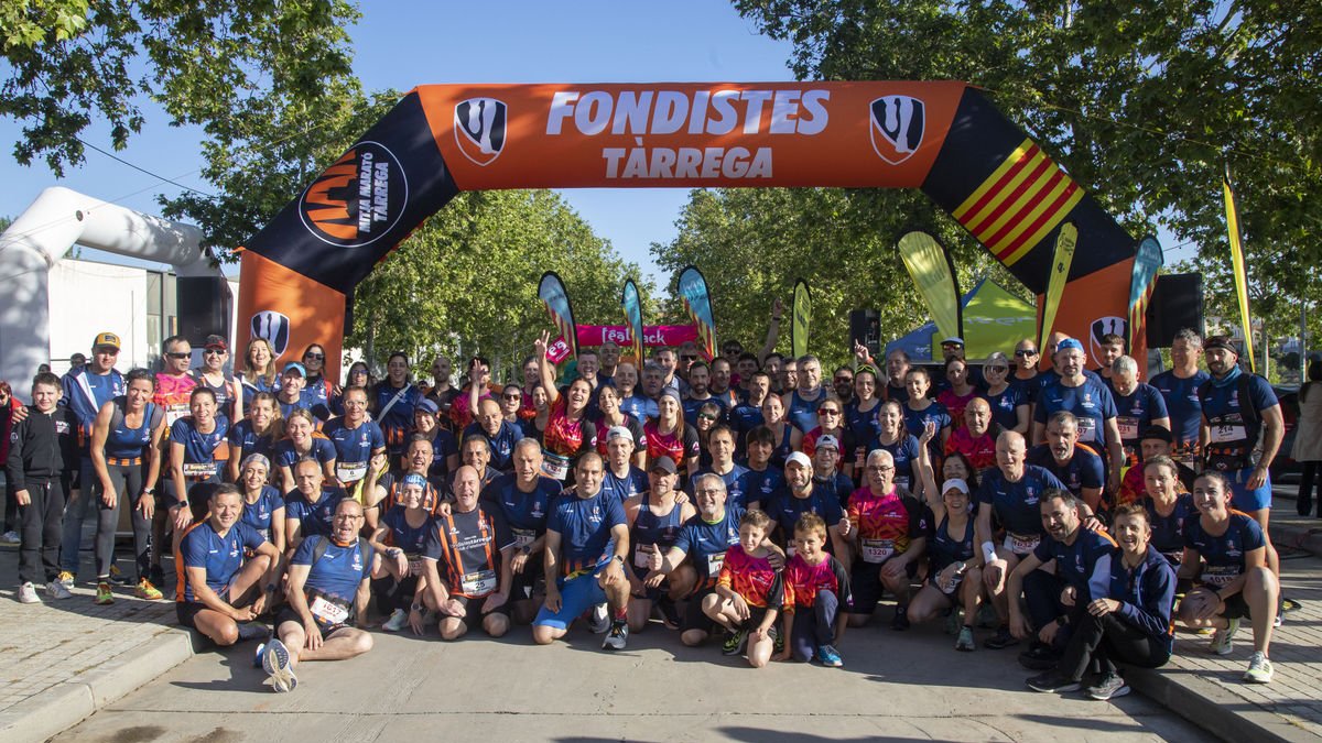 Foto de familia de los 100x100 Fondistes de Tàrrega, organizadores de la prueba, que el año que viene celebra su 25 aniversario. - LAIA PEDRÓS