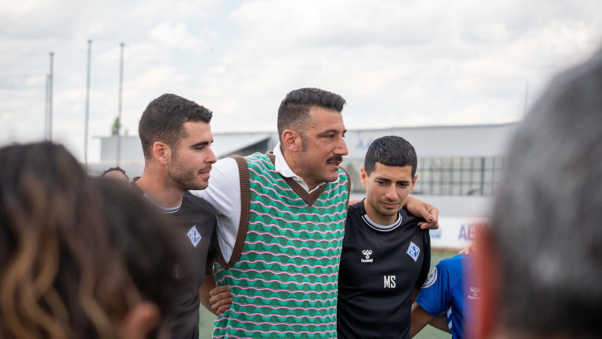 Rubén López, visiblemente emocionado tras el partido, en su última charla como entrenador del conjunto leridano. - PAU PASCUAL PRAT