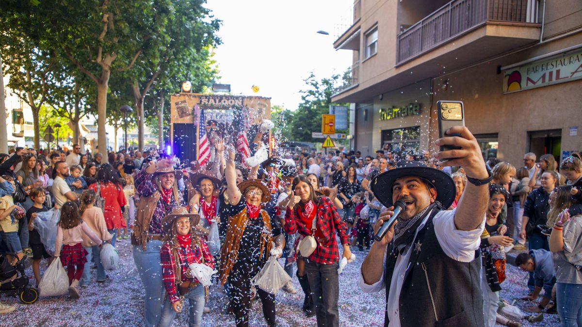Centenars de persones ahir a la Batalla de Flors. - GERARD HOYAS