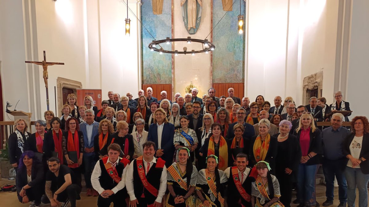 Fotografía de grupo del primer acto del ciclo Segrià Corals el domingo en Alcarràs. - CONSELL COMARCAL DEL SEGRIÀ
