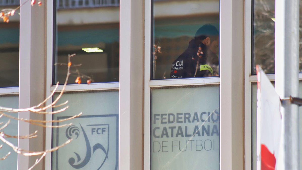 Una vista desde el exterior de las oficinas de la FCF durante el registro hecho por Mossos en 2024. - GERARD HOYAS