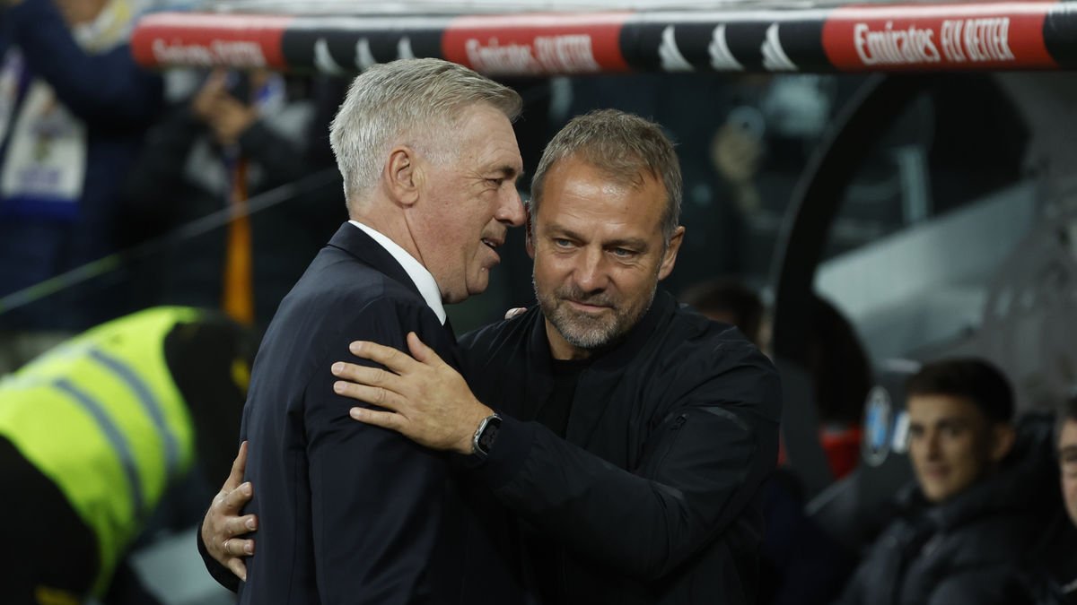 Hansi Flick abraça en el clàssic Ancelotti, nou tècnic del Brasil. - EFE