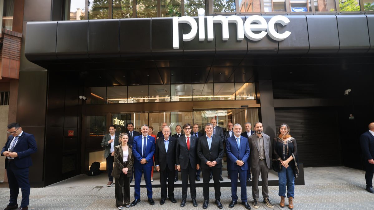 Autoridades y líderes de Pimec posan ante la sede renovada. - PIMEC