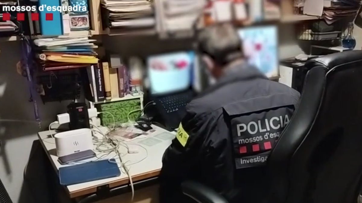 Un agent dels Mossos escorcollant la casa del pederasta. - MOSSOS D’ESQUADRA