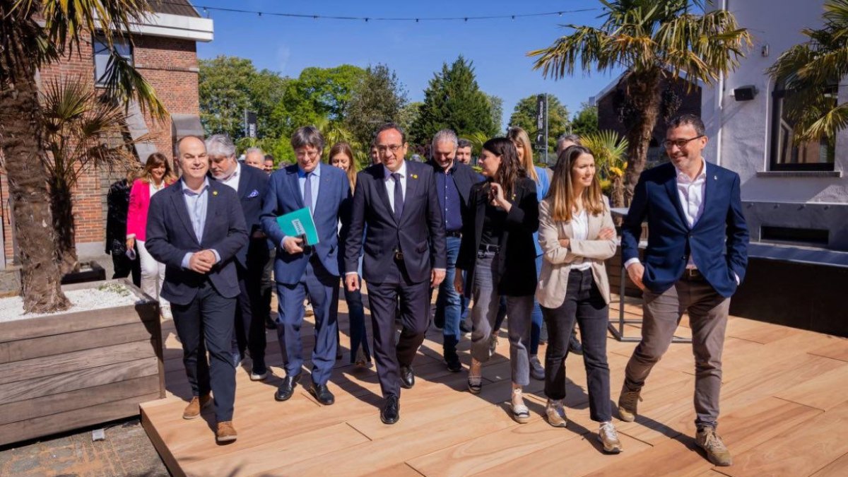 Puigdemont arropado por los miembros de su partido en Waterloo. - TWITTER/JORDI TURULL