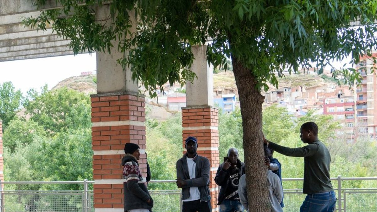 Temporeros en busca de empleo suelen andar por los alrededores de la estación de autobuses de Fraga. - PAU PASCUAL PRAT