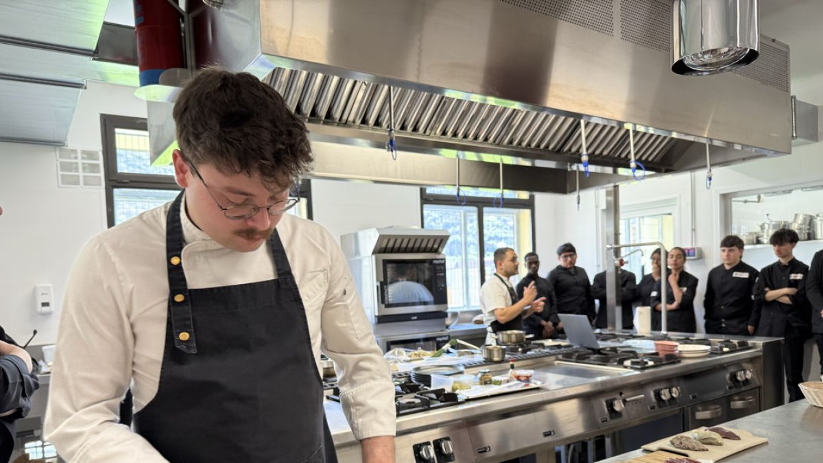 Un cocinero prepara platos con carne de caza en la Escola d’Hoteleria del Pallars en Sort. - ACN