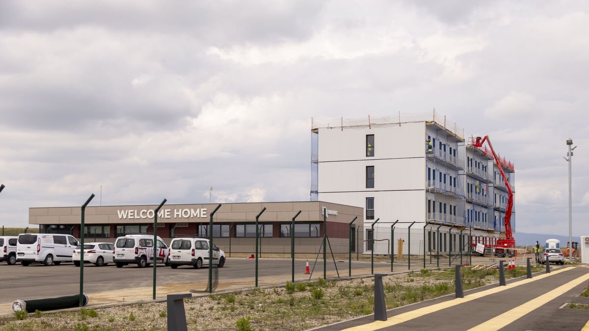 L’edifici de la residència d’estudiants, en segon terme, construït amb mòduls prefabricats dins del recinte aeroportuari. - MARC CODINAS