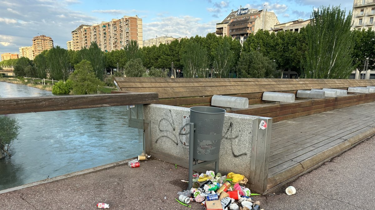 Papelera vandalizada en la pasarela.