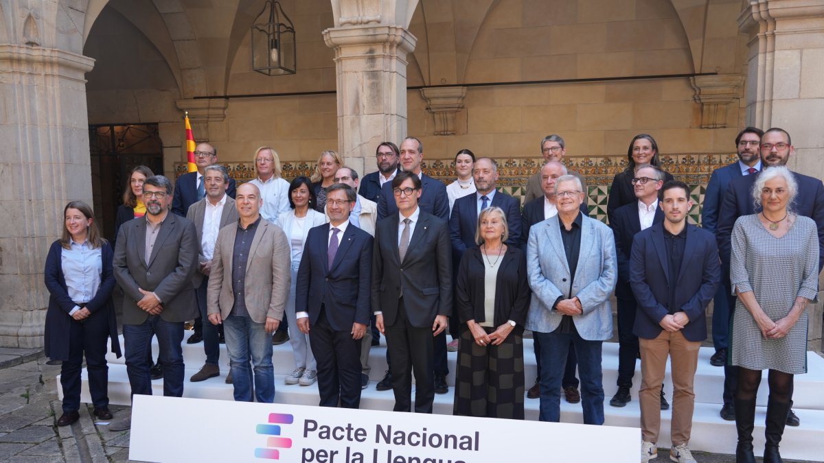 Foto de grupo de la firma del Pacte Nacional per la Llengua.