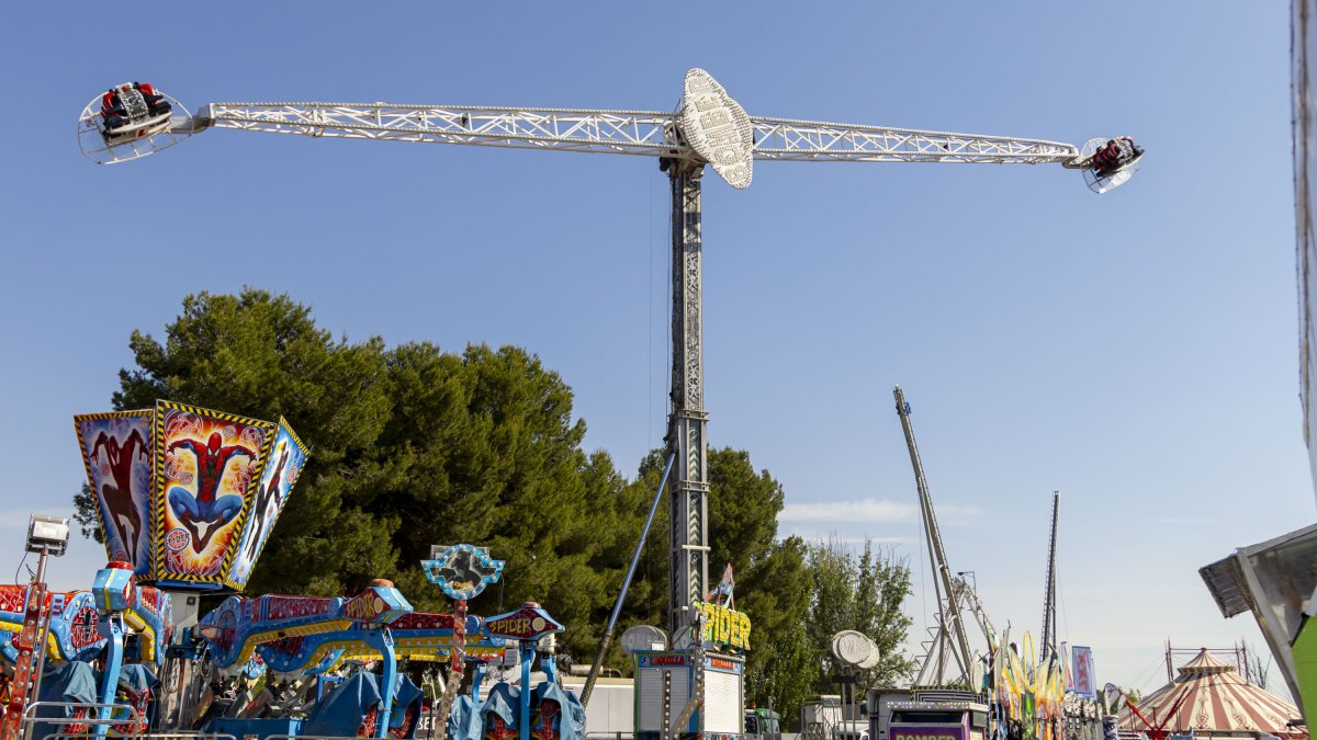 Tècnics inspeccionen l'atracció accidentada a les firetes de Lleida