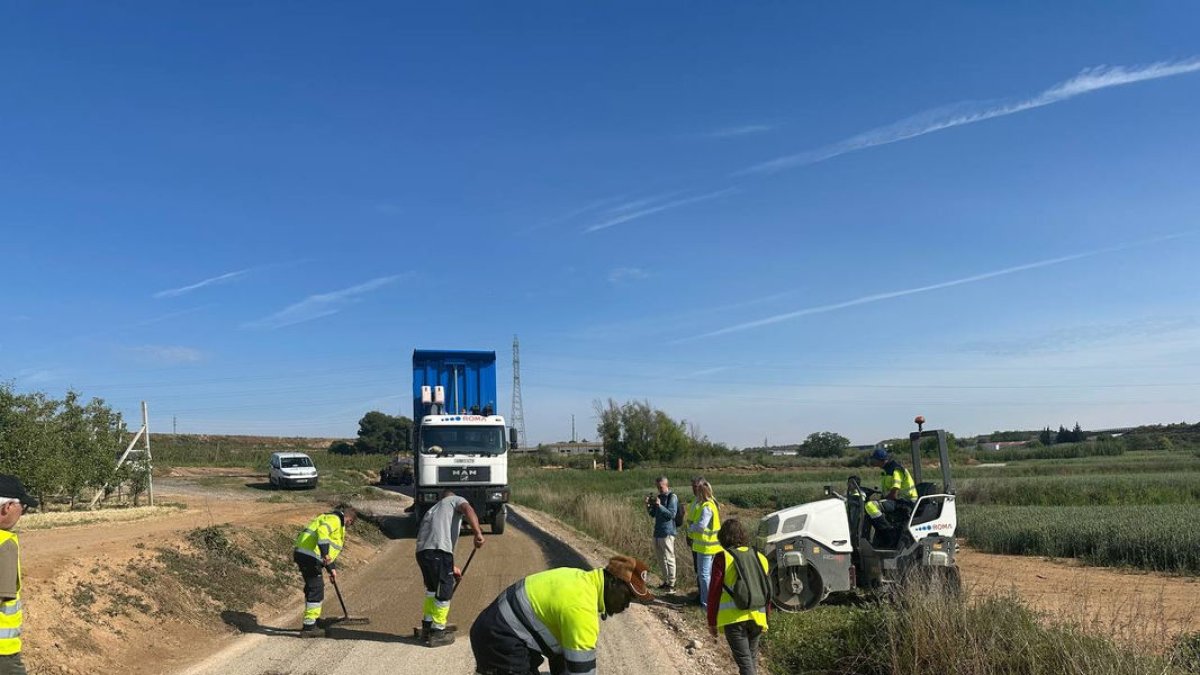 Operarios trabajando ayer en un camino de l’Horta. - AJUNTAMENT DE LLEIDA