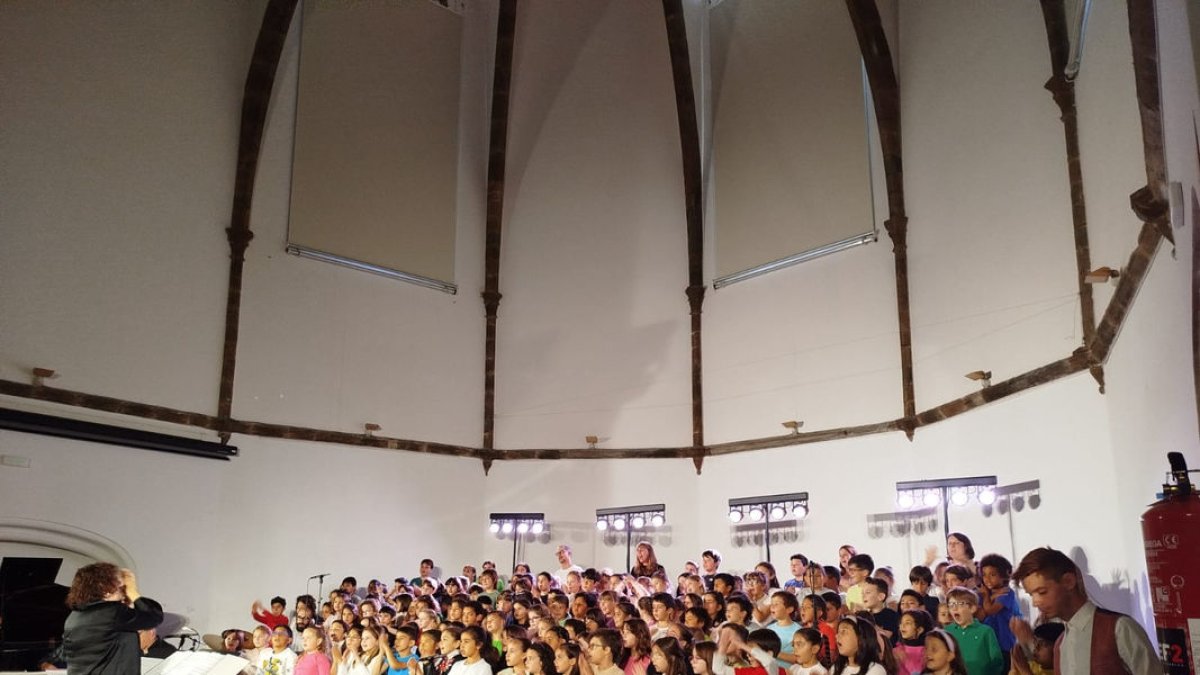 Un momento de la actuación ayer de alumnos en la sala Sant Domènec de La Seu d’Urgell. - AJUNTAMENT DE LA SEU D’URGELL