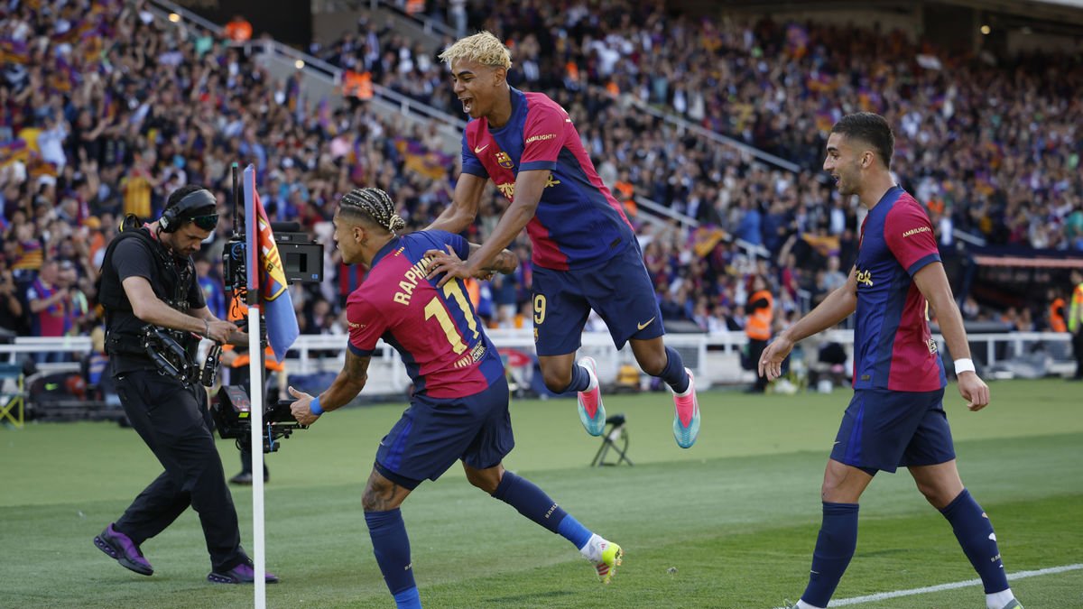 Lamine felicita a Raphinha tras marcar un gol al Madrid. - EFE/ ALBERTO ESTÉVEZ