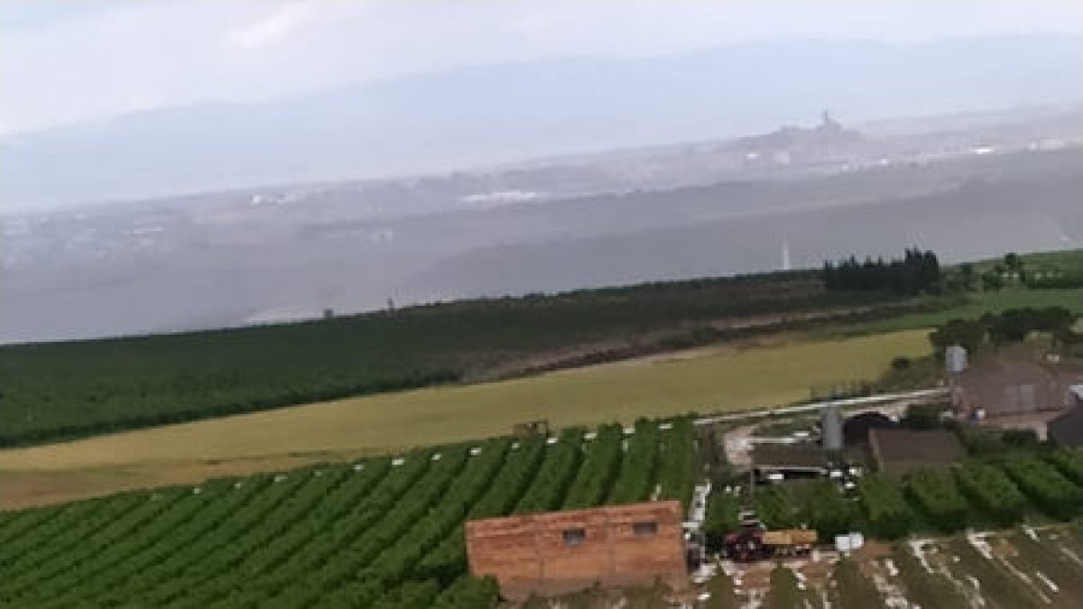 Mallas con granizo ayer en una finca de Alfés. - UNIÓ DE PAGESOS