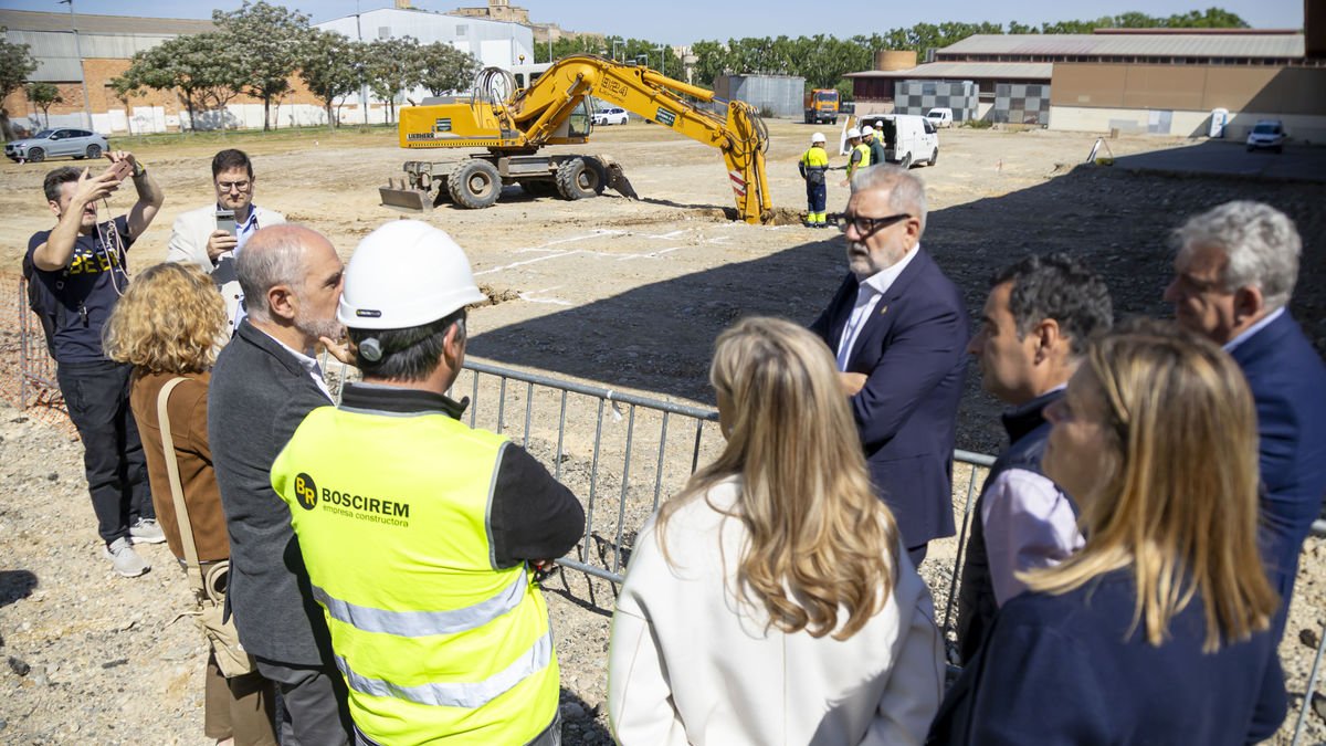 Los patrones de la Fundació Fira de Lleida visitaron ayer los trabajos de la losa del nuevo pabellón. - JORDI ECHEVARRIA