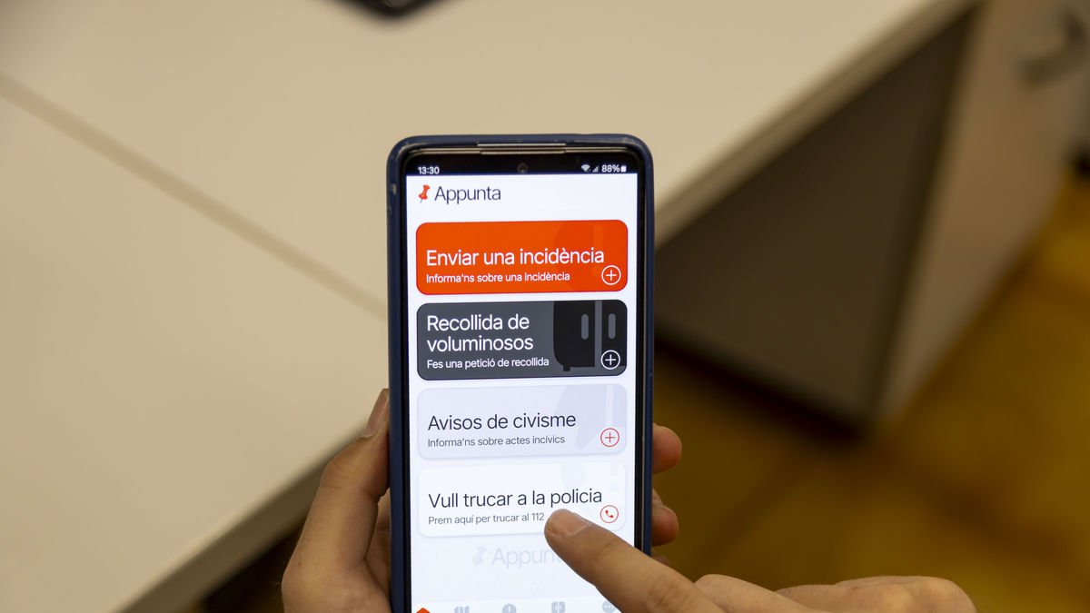 La renovada app Appunta que incorpora l’opció de trucar a la policia. - JORDI ECHEVARRIA