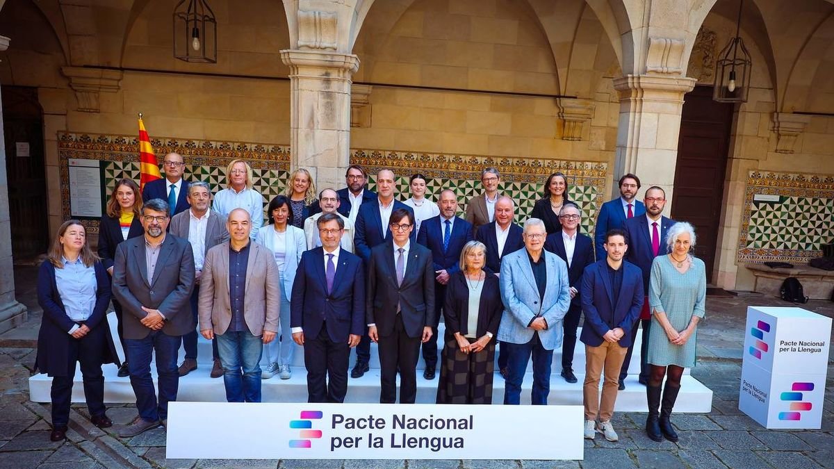 Foto de grupo tras la firma del Pacte Nacional per la Llengua, ayer en el Institut d’Estudis Catalans. - JORDI BEDMAR