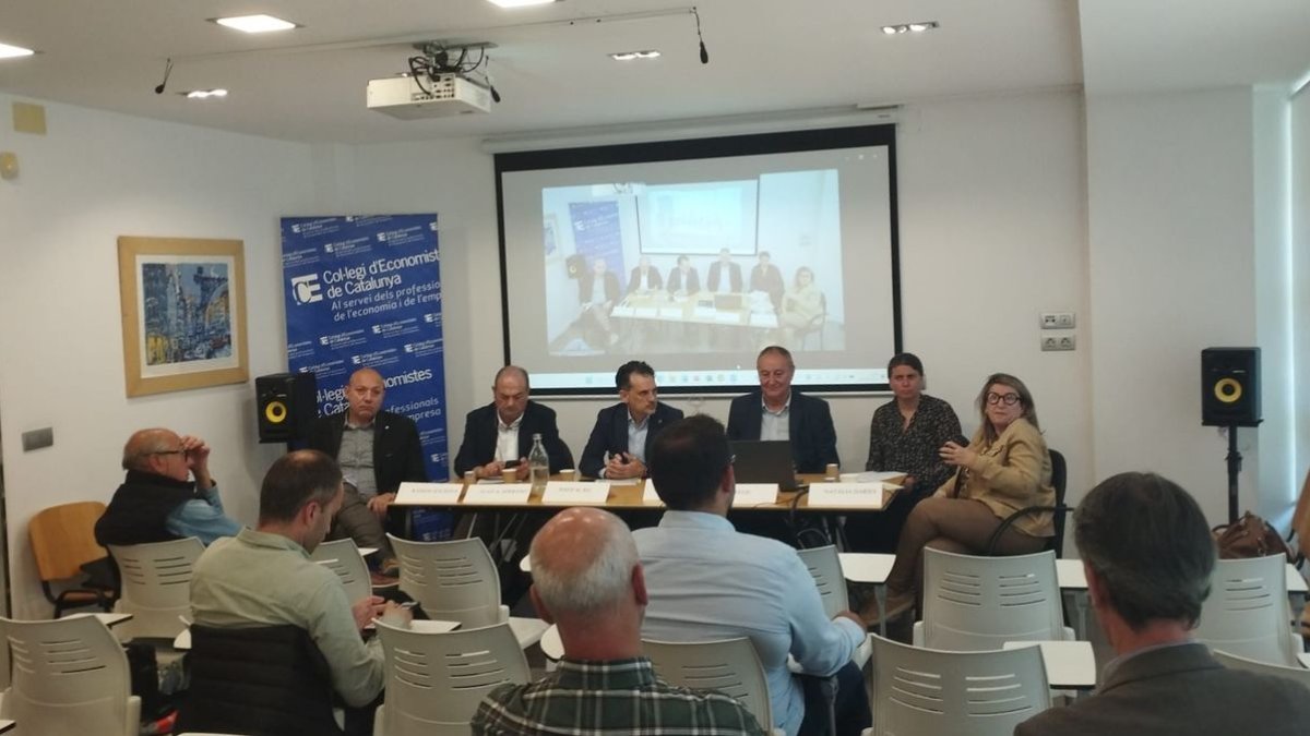 Representantes del sector turístico durante la mesa redonda ayer en la sede del Col·legi d’Economistes. - COL·LEGI D’ECONOMISTES DE CATALUNYA