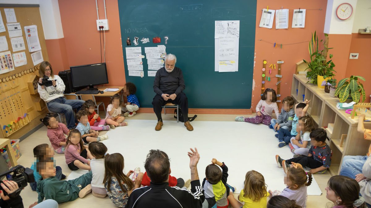 Francesco Tonucci, con los alumnos y profesores del colegio que lleva su nombre, situado en Cappont. - JORDI ECHEVARRIA