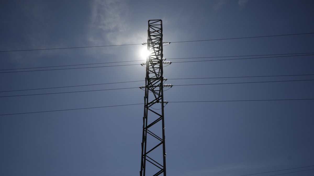 Una torre d’alta tensió durant l’apagada.