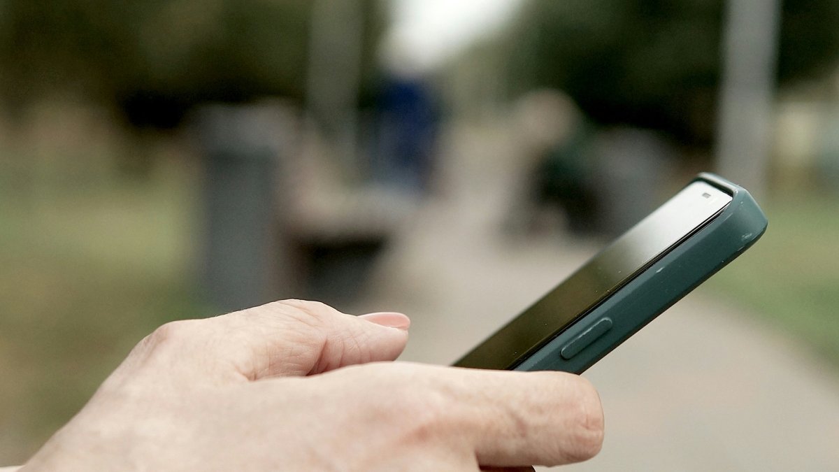 Una persona respon a una trucada.