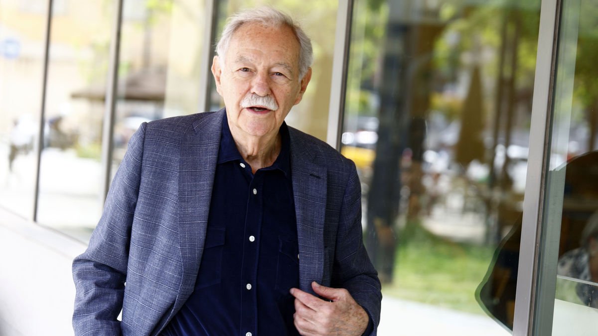 Eduardo Mendoza, ahir a Barcelona, després de resoldre’s el Premi. - EFE / QUIQUE GARCÍA