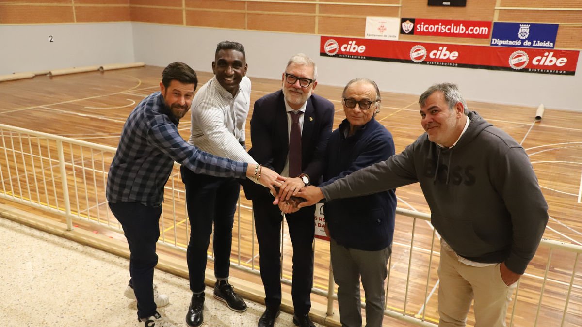 Jordi Gómez, Jackson Quiñónez, Fèlix Larrosa, Eduard Abella i David Melé, ahir en la presentació. - MAGDALENA ALTISENT