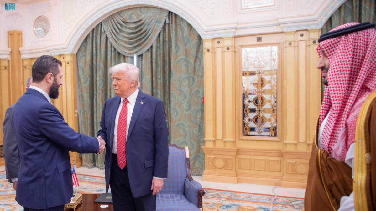 Trump saluda Al-Sharaa a Riad, amb Bin Salman d’amfitrió. - SAUDI PRESS AGENCY / DPA